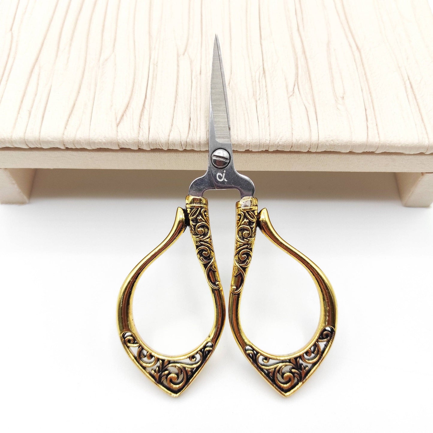 Vines Pattern Vintage Style scissor