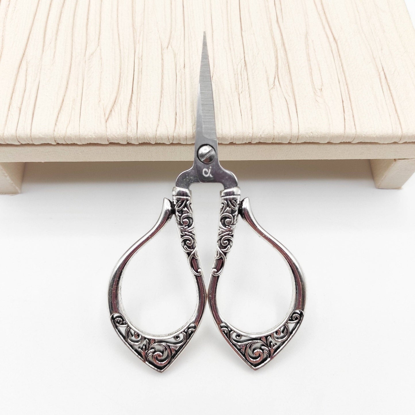 Vines Pattern Vintage Style scissor